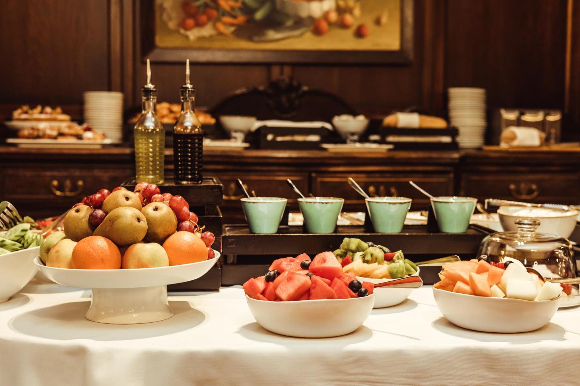 Promenade Hotel Liepaja Ngoại thất bức ảnh A fruit salad buffet