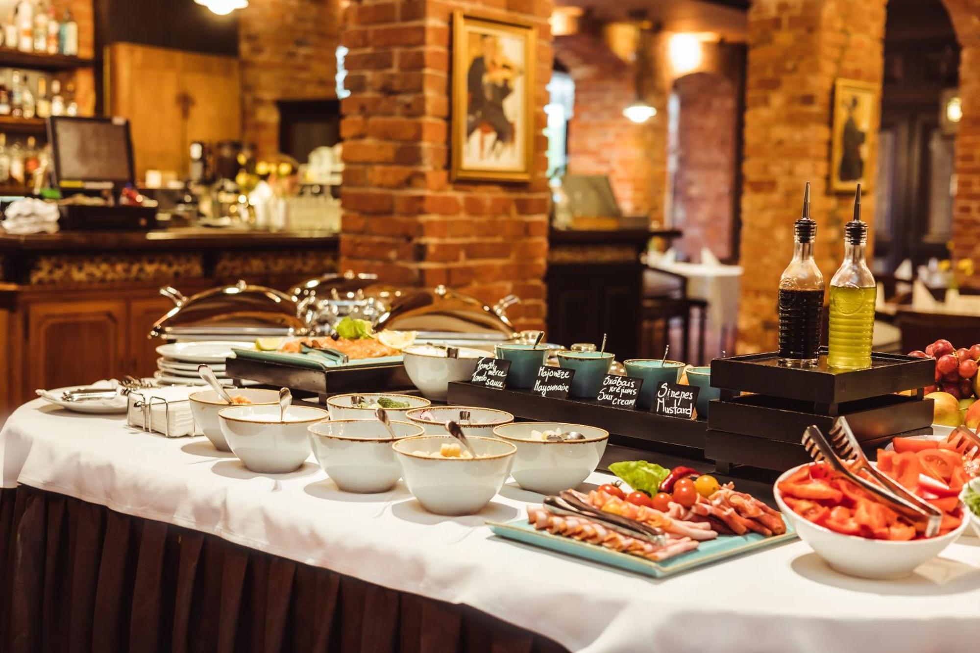 Promenade Hotel Liepaja Ngoại thất bức ảnh A buffet at a restaurant