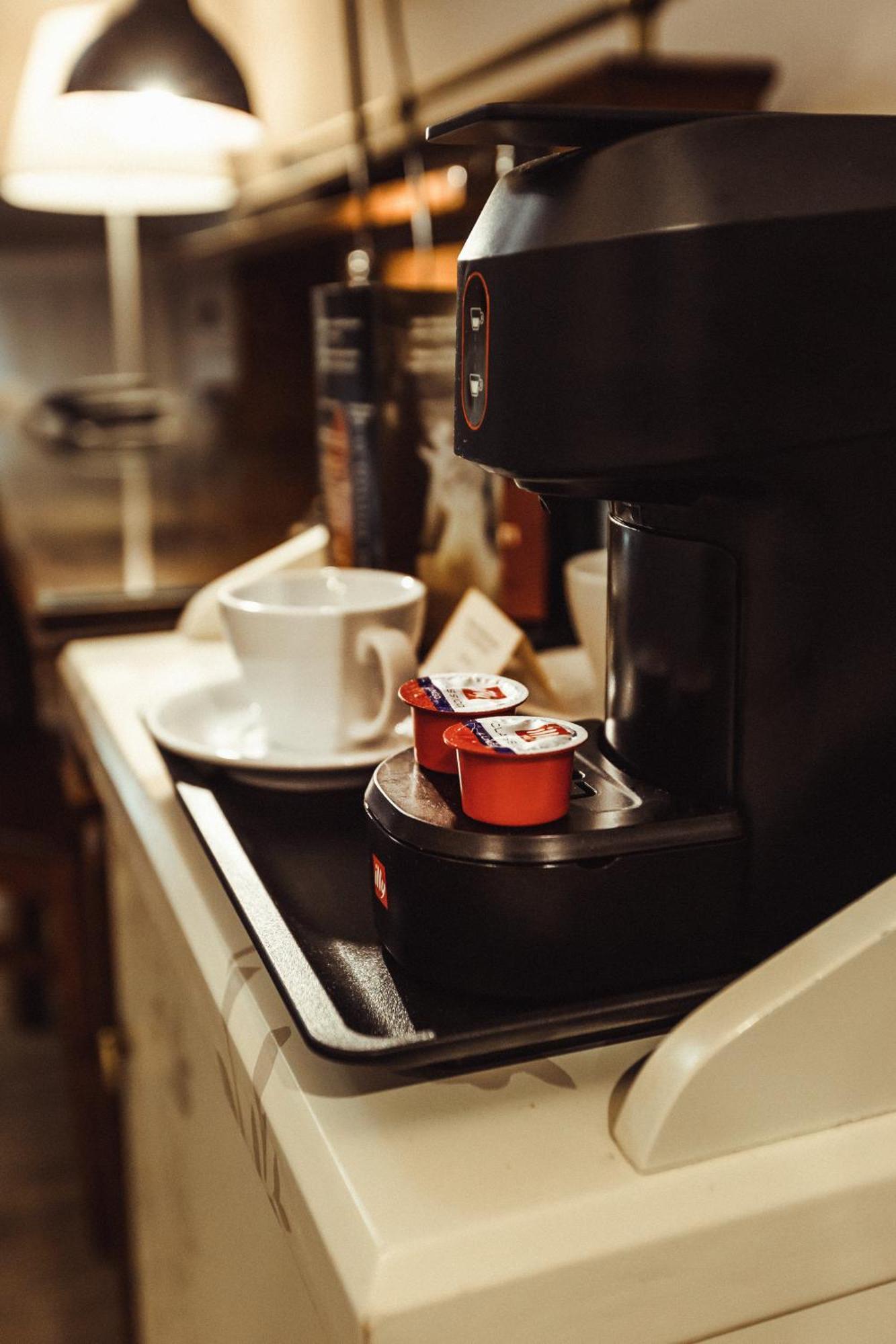 Promenade Hotel Liepaja Phòng bức ảnh Coffee machine with coffee capsules